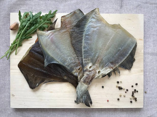 Джерки говяжьи со вкусом чеснока 45 гр.: Камбала камчатская вяленая без икры