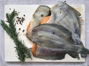 Джерки говяжьи со вкусом чеснока 45 гр.: Камбала камчатская вяленая с икрой