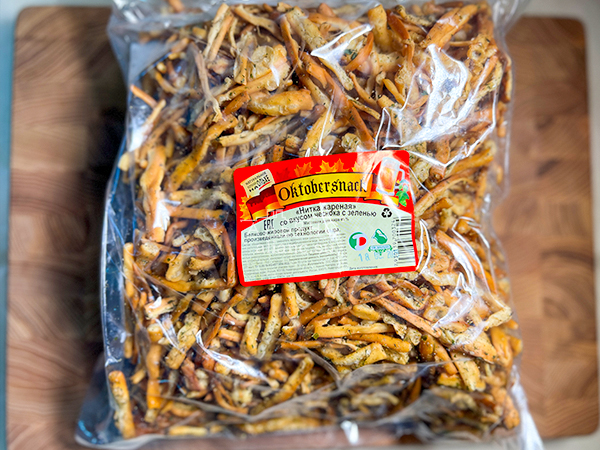 Нитка ЖАРЕНАЯ "Чеснок с зеленью" Oktobersnack 1 кг (сырный продукт) в Барнауле