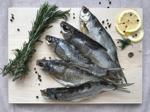 Джерки говяжьи со вкусом чеснока 45 гр.: Вобла вяленая астраханская крупная
